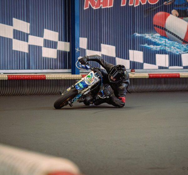 Ellbow down pitbike